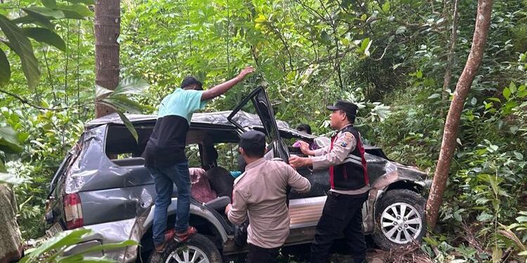 Kecelakaan Tragis di Kawasan Bromo, Rombongan Pengantar Pengantin Masuk Jurang. Sumber Kompas.
