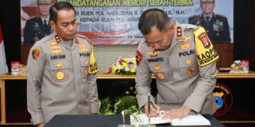 Sure! Below is a comprehensive list of related terms and phrases for the term 'Kapolda Pimpin Serah Terima Jabatan di Polda Kalsel': Kepala Kepolisian Daerah Kalimantan Selatan